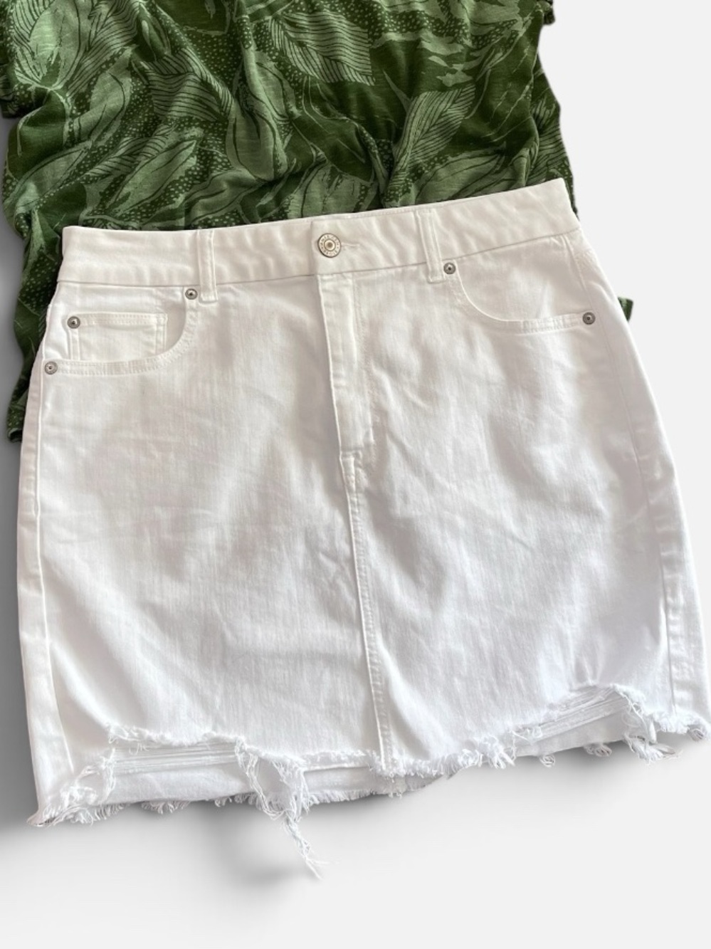 American Eagle Curvy Hi-Rise White Denim Mini Skirt Wmn’s Sz 14 Long Distressed